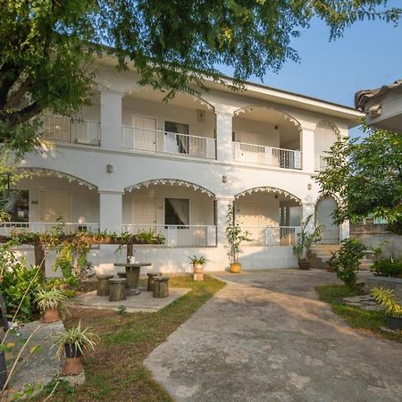 Banlomnow Hotel Chiang Rai Exterior photo